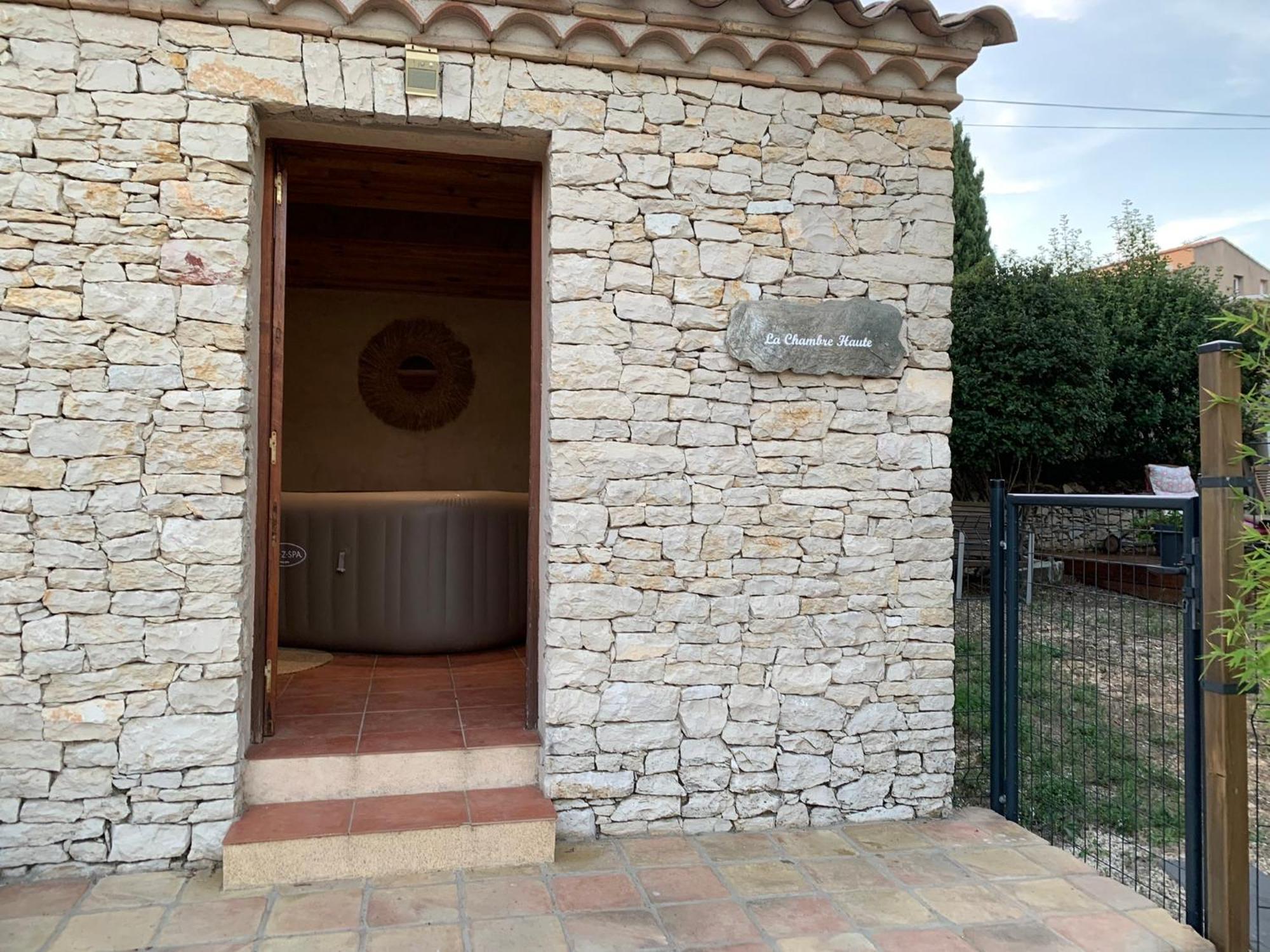 La Chambre Haute Et Son Spa Nîmes Esterno foto
